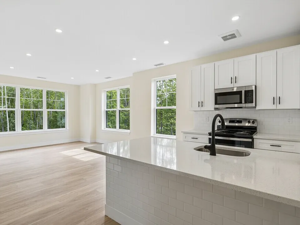 1BR, 1BA - 937SF - Kitchen and Living