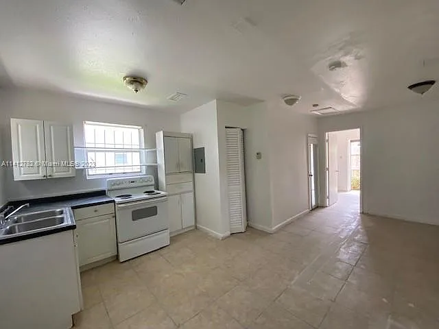 2012 NW 42nd St #R — Photo 18