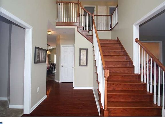 2nd image of 927 E Mill Creek Way