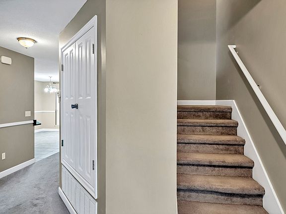 3rd image of 827 Sugar Plum Ln