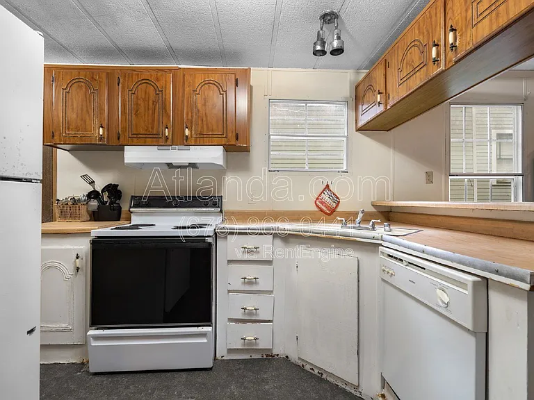 1061 Center St NW #C — Photo 5