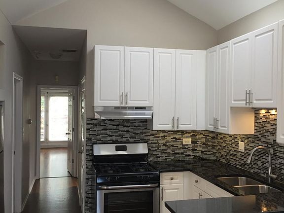 5th image of 2027 W Superior St APT 3
