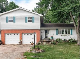 17 Park Dr, Villa Grove, IL 61956