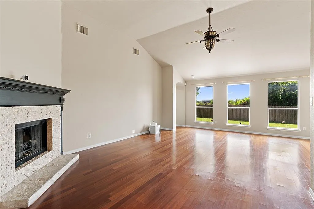 3 bed, 2.0 bath, 2220 sqft, $2,350 — Photo 3
