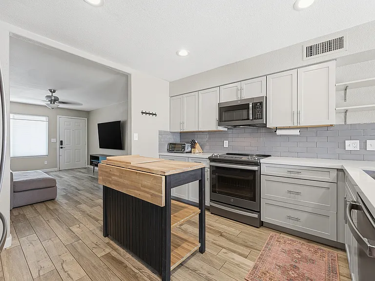 932 W Julie Dr — Photo 15