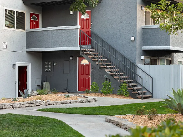 Park Plaza Apartments — Photo 16