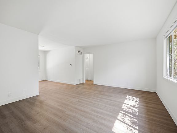 4th image of 150-156 San Vicente Blvd #28