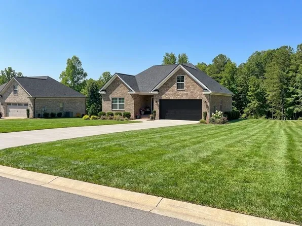 257 Carriage Gate Dr, Wellford, SC 29385