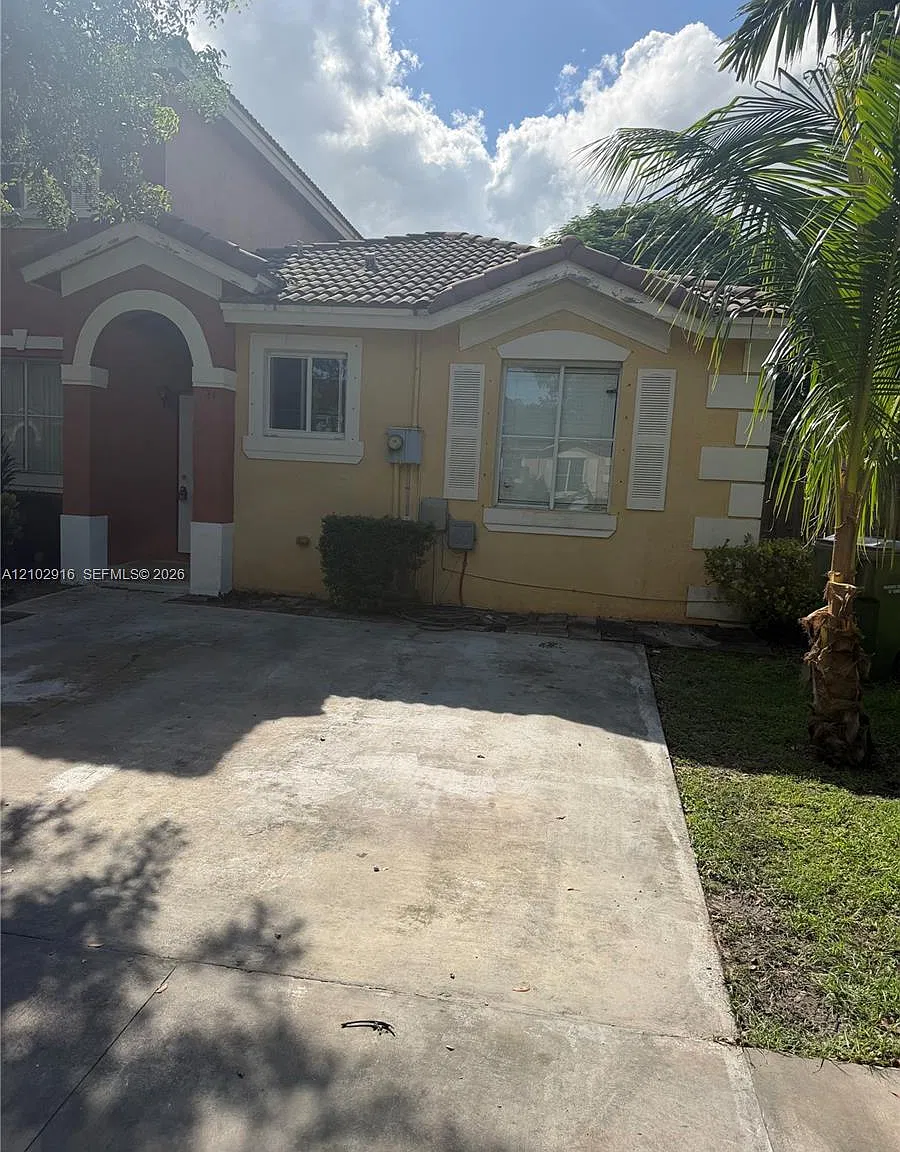 Mowry Villas — Photo 1