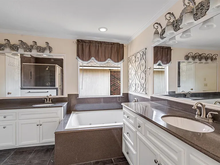 2630 Lakeway Dr — Photo 17