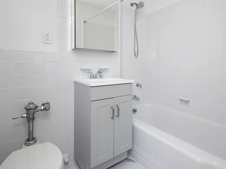 140 E 56th St #11F — Photo 10