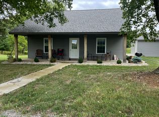 566 Stuber Rd, Kell, IL 62853