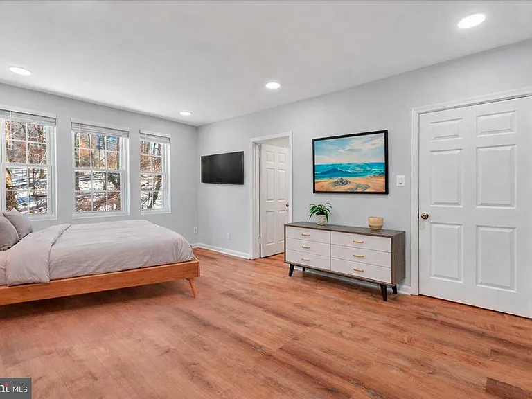 1909 N Rhodes St #25 — Photo 8