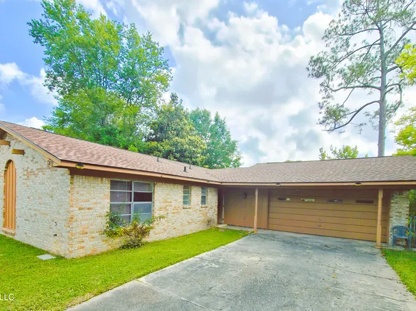 1302 Chalmette Ave, Ocean Springs, MS 39564