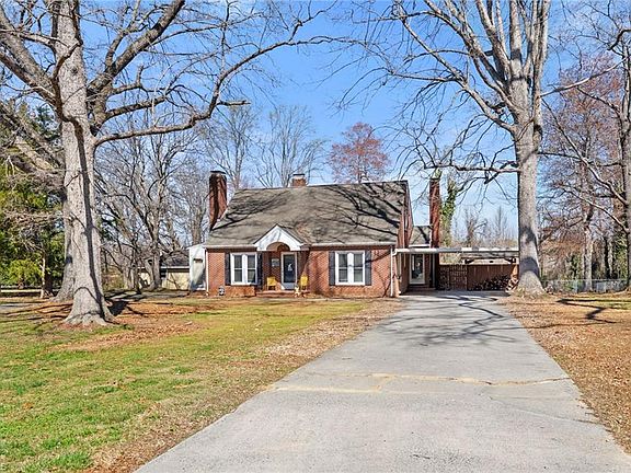 2nd image of 304 Springwood Rd