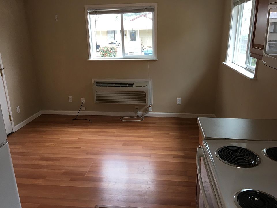2nd image of 3486 Lakeshore Blvd #2