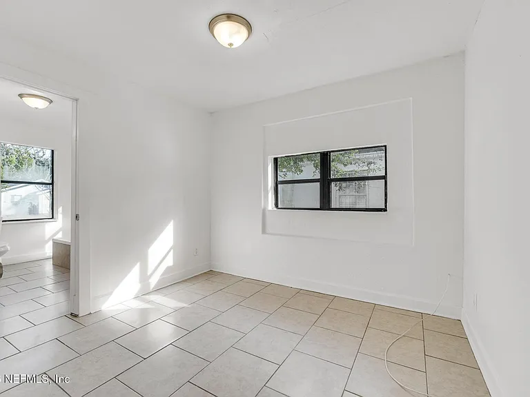 1830 W 27th St — Photo 15
