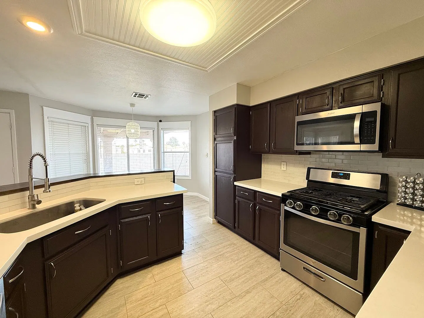 3/BD 2.5/BA Modern Comfort in Green Valley with Loft & No Rear Neighbors! — Photo 4