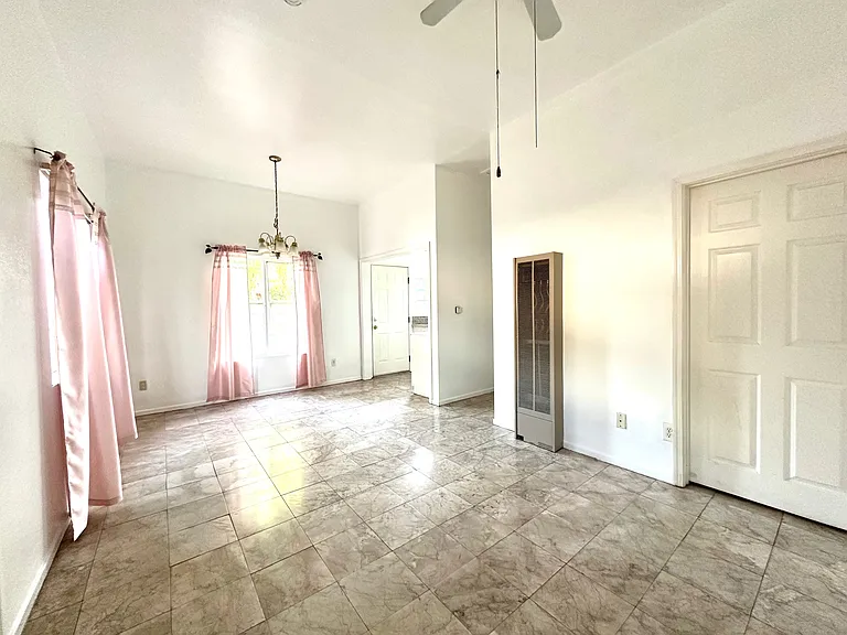 6634 1/2 Camellia Ave #1/2 — Photo 2