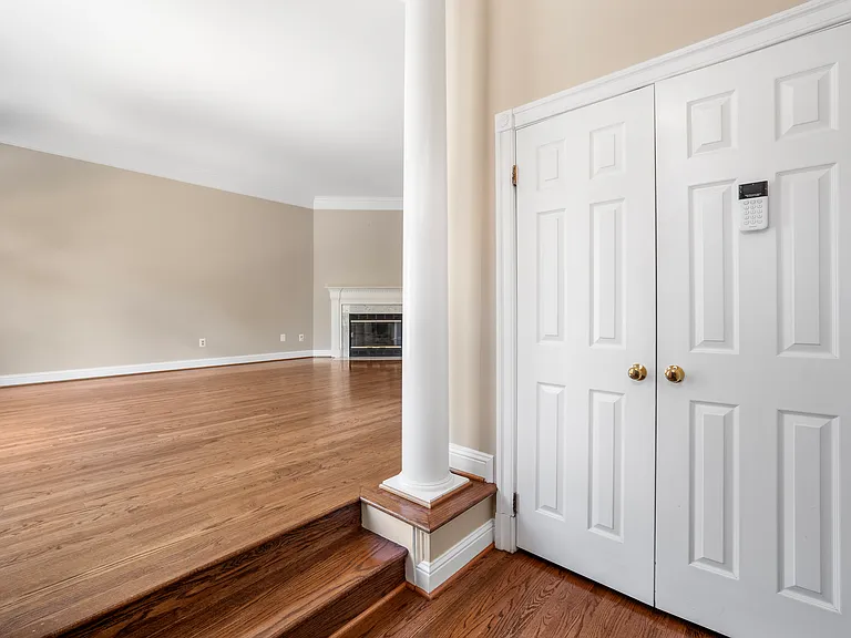 10186 Castlewood Ln — Photo 7