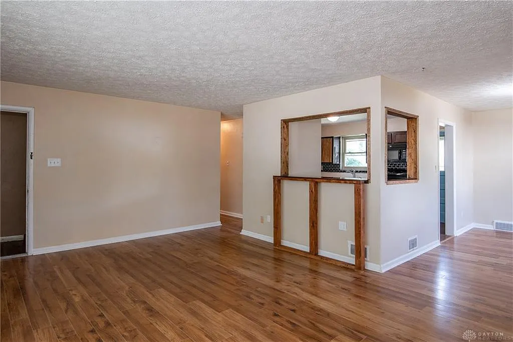611 Winston Dr — Photo 4