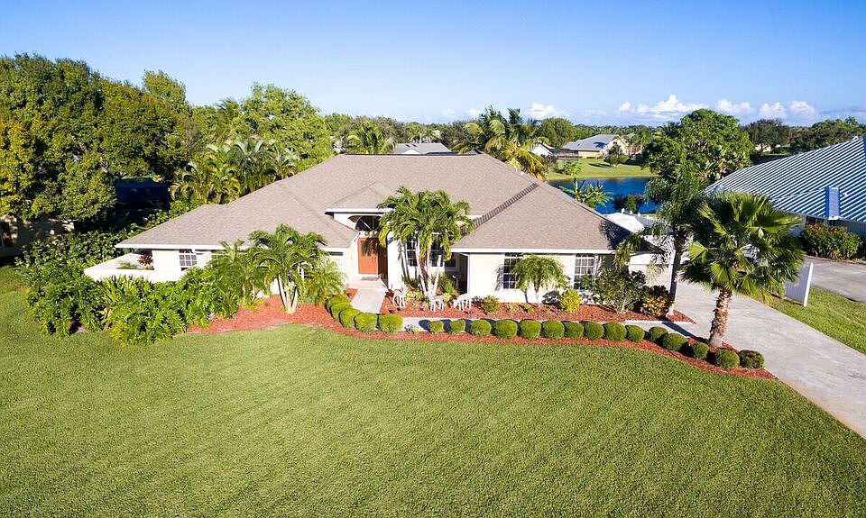  4/3/2 +office w/lake/pool