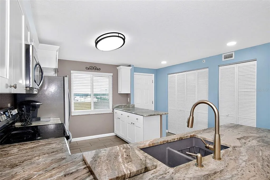 2 bed, 2.0 bath, 1225 sqft, $5,000 — Photo 4