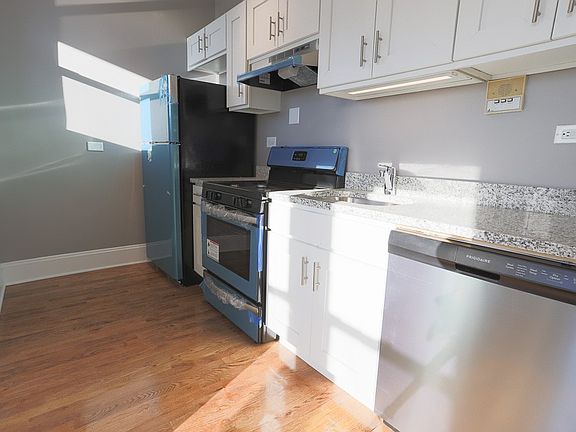 2nd image of 637 W Cornelia Ave #4