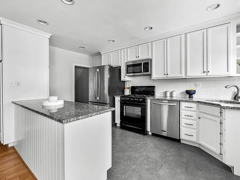 7049 Heathfield Rd — Photo 11