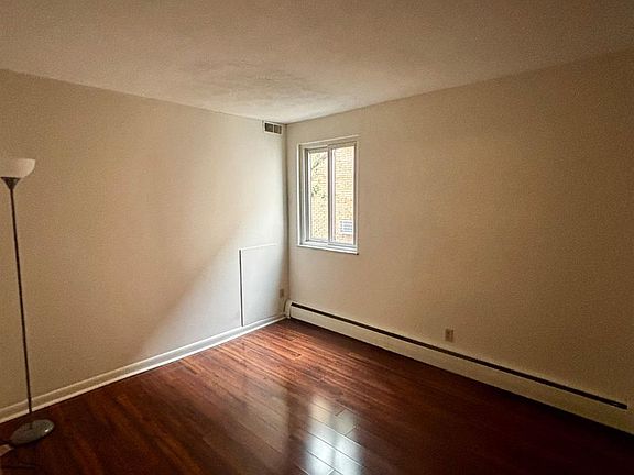 4th image of 4901 Chalet Dr #305