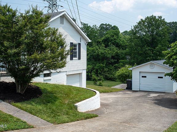 3rd image of 1600 NE Charles Dr