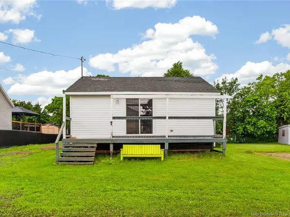 108 3rd Ave, Shediac, NB E4P 5J1