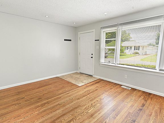 5th image of 15 Louise Ct