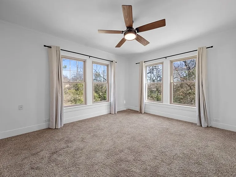 210 E Dobbs St — Photo 28