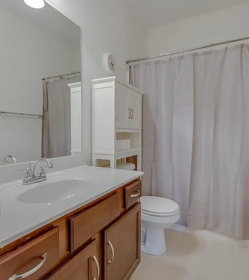 Downstairs bathrom that is now light blue as seen in previous picture.