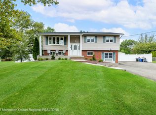 21 Holiday Rd, Manalapan, NJ 07726