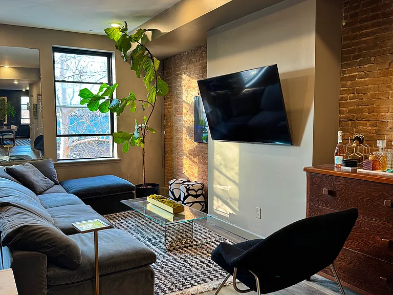 view of how most recent tenant furnished the space. space has been cleared out for next tenant