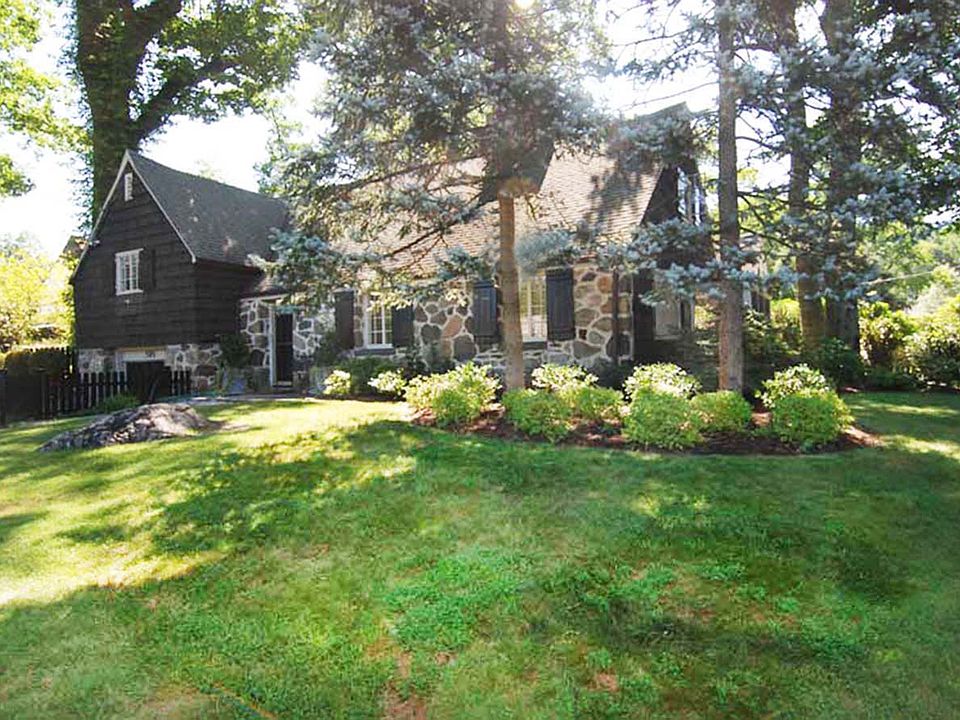 Larchmont Woods Cape/Colonial