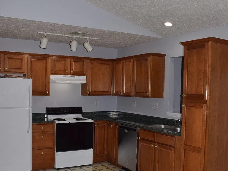 2917 Woodbrook Ct — Photo 3