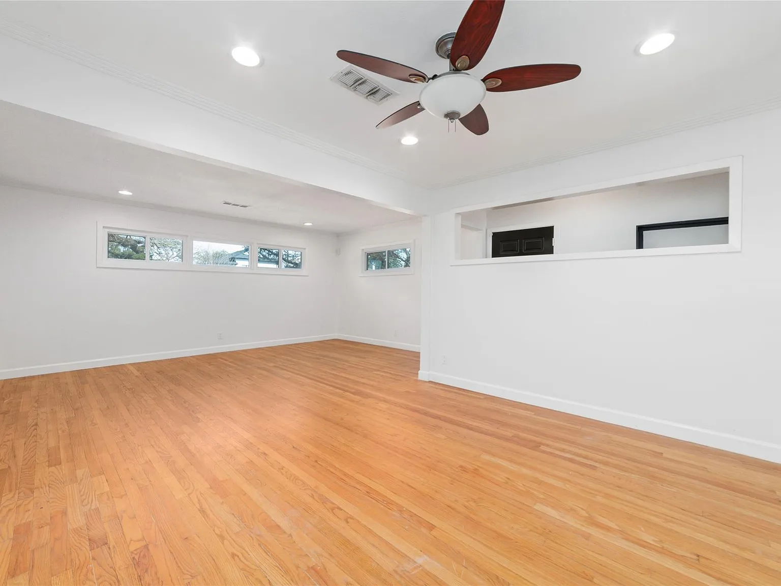 3 bed, 2.0 bath, 1974 sqft, $3,300 — Photo 4