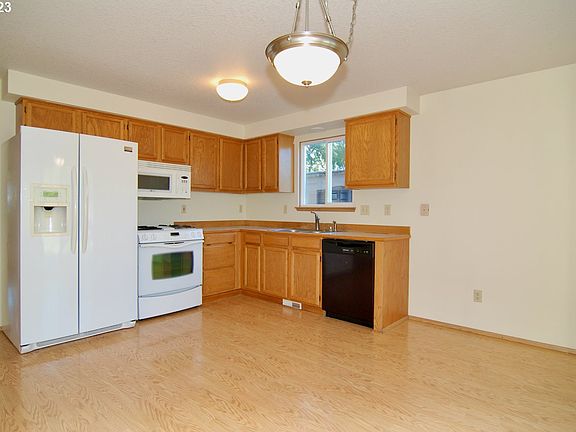 4th image of 15716 NE 32nd St