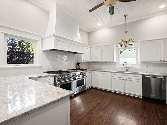 3rd image of 7190 Oak St