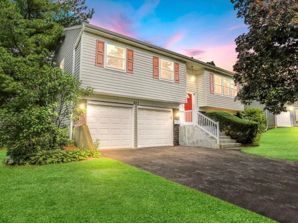 511 N Braintree Dr, Schaumburg, IL 60194