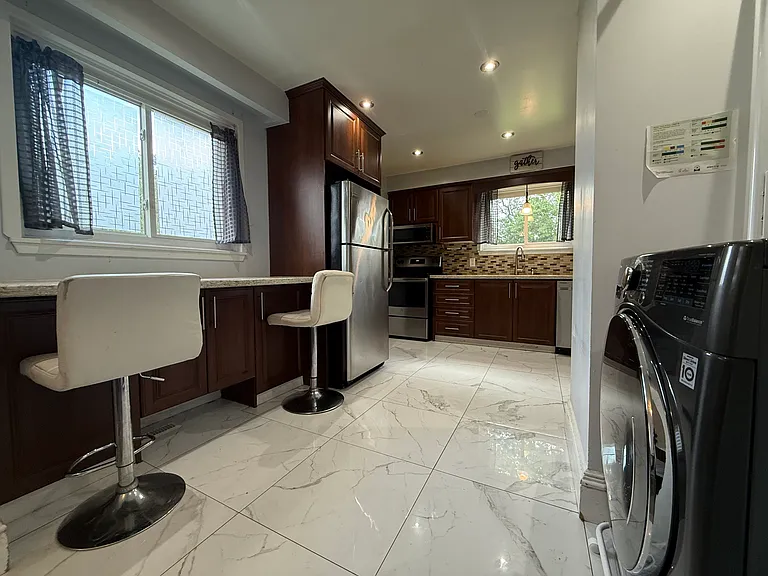 70 Jill Cres — Photo 2