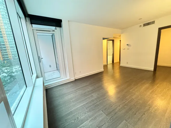 68 Smithe St, Vancouver, BC