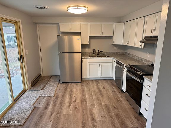 4th image of 210 Lakeview Dr