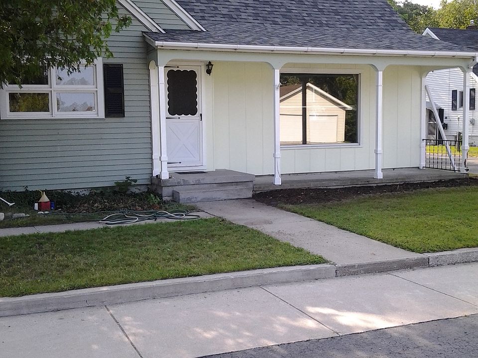 1st image of 945 Linden St