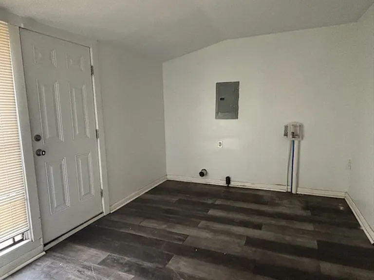 1652 Kentwood Dr — Photo 6