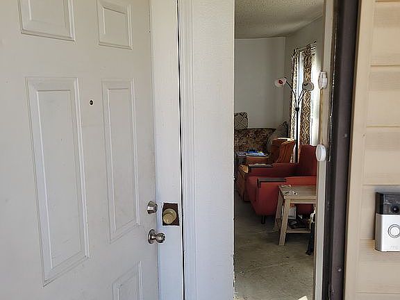 Entry way. Front closet. 