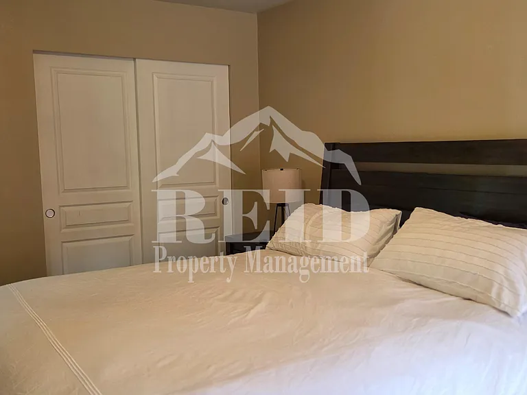 100 NE Miramar Cir — Photo 19
